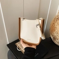 Bolso tipo cubo crema con ribete marrón y detalle de letras HELENEOB - Blanco Roto