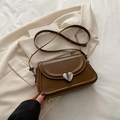 Sac bandoulière en cuir PU marron avec une boucle métallique argentée en forme de cœur - Marron