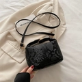 Modische schwarze Tasche mit Schlangenmuster, Goldbeschlägen und Schultergurt - Schwarz