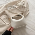 Weiße Handtasche mit Schlangenmuster, goldener Hardware und verstellbarem Schultergurt - Weiß
