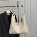 Bolso tote minimalista de piel beige con textura granulada y diseño hobo para mujer - Blanco