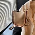 Bolso tipo cubo minimalista en cuero caqui con ribete marrón y correa delgada - Caqui