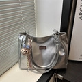 Sac fourre-tout argenté métallisé avec bandoulière chaîne et breloque lapin en peluche - Sans Pendentif / Argenté