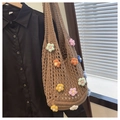 Dettaglio ravvicinato della borsa shopper all'uncinetto con fiori 3D colorati - Stile 1 Cachi