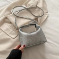 Silberne Mini-Handtasche mit Schlangenmuster, Goldverschluss und verstellbarem Gurt - Silber
