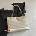 Beigefarbene Strohtasche mit Lederboden und Kettenriemen im minimalistischen Stil - Weiß