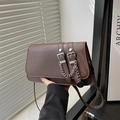Dunkelbraune Baguette-Tasche aus PU-Leder mit Silberschnallen und Kettenelementen - Braun