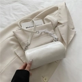 Bolso bandolera cilíndrico blanco con cadena de plástico y acabado brillante - Blanco