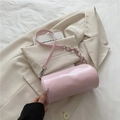 Bolso cubo cilíndrico rosa brillante con correa ajustable y detalle de cadena moderna - Rosa