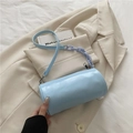 Sac cylindre en cuir bleu clair avec chaîne acrylique violette et texte blanc - Bleu