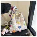 Dettaglio ravvicinato di fiori all'uncinetto 3D e motivo a maglia su borsa crema - Bianco Sporco
