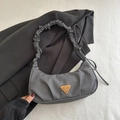 Elegante borsa a nuvola grigia in tessuto operato con tracolla arricciata e logo - Nero