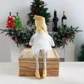 Gnomo de Navidad con piernas largas y gorro dorado sentado en una caja de madera - Pierna Gruesa Dorada