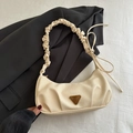 Elegante borsa a tracolla in tela crema plissettata con dettaglio logo triangolare - Bianco Sporco