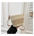 Dettaglio della borsa a secchiello in paglia a righe con trama fine e tracolla regolabile - Beige