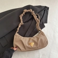 Borsa a nuvola increspata in tessuto kaki con logo metallico e tracolla a pieghe - Cachi