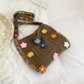 Bruine gehaakte crossbodytas met kleurrijke 3D-bloemen en een patchwork schouderband - Khaki