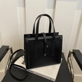 Moderne schwarze minimalistische quadratische Handtasche mit Griffen und Schultergurt - Schwarz