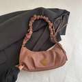 Borsa sottobraccio a mezzaluna marrone a pieghe con logo a triangolo dorato - Marrone