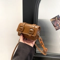 Mini bruine crossbodytas met rimpeltextuur en amberkleurige harsketting - Bruin