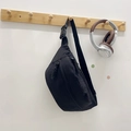 Sac bandoulière noir en nylon avec sangle réglable accroché sur un support mural - Noir