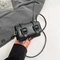 Mini borsa a tracolla nera con trama craquelé vintage, doppie fibbie e catena - Nero