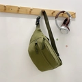 Sac bandoulière en nylon vert olive avec sangle réglable et détails de fermeture tissés - Vert