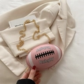 Borsa a tracolla rosa a forma di rugby con catena d'oro su blazer beige - Rosa