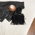 Sac bandoulière noir à franges en daim mat avec une bandoulière réglable pratique - Noir