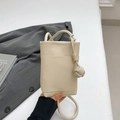Mini bolso cubo crema de piel grabada con elegante asa de cuerda trenzada - Blanco