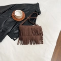 Sac bandoulière en suédine marron avec franges au design bohème et décontracté - Marron