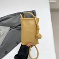 Mini bolso bandolera de cuero amarillo jengibre para móvil con detalle de nudo y textura - Amarillo