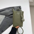 Bolso bandolera para móvil en piel verde guisante con colgante de bola trenzada - Verde