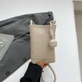 Bolso bandolera minimalista de cuero beige con elegante detalle de nudo esférico moderno - Gris