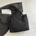 Borsa tote nera in jacquard floreale con ricamo a farfalla e nappa decorativa - Nero