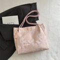 Borsa tote in pizzo rosa con ricamo a farfalla, nappa e tracolla intrecciata - Rosa