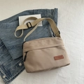 Sac bandoulière en nylon kaki avec large sangle réglable et poche avant zippée - Khaki
