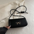 Bolso de hombro negro clásico con lazo dorado y acabado en piel sintética lisa - Negro