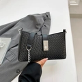 Elegante schwarze Umhängetasche aus geflochtenem Leder mit Silberkette und Verschluss - Schwarz