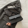 Borsa a tracolla nera minimalista con trama verticale e finitura in pelle opaca - Nero