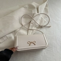Bolso de hombro blanco crema con lazo metálico dorado y correa delgada anudada - Blanco