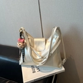 Dettaglio borsa tote crema con tracolla regolabile e portachiavi a forma di scimmia - Senza Ciondolo / Bianco