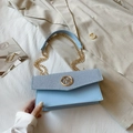 Elegante bolso bandolera retro azul claro para mujer con cadena dorada y logotipo de metal M - Azul