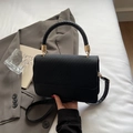 Borsa a tracolla nera stile francese con manico intrecciato e patta testurizzata su bianco - Nero