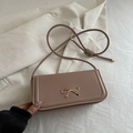 Bolso de hombro beige minimalista con elegante broche de lazo dorado y correa fina - Caqui