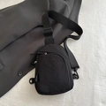 Borsa a tracolla minimalista in nylon nero con doppia cerniera e tracolla regolabile - Nero