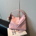 Dettaglio borsa hobo rosa in ecopelle con ciondolo a orsetto e nastro a righe decorativo - Senza Ciondolo / Rosa