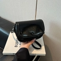 Bolso de hombro negro minimalista con textura lichi y hebilla metálica - Negro