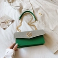 Elegante bolso bandolera retro en verde y beige con cadena dorada y logotipo M de moda - Verde