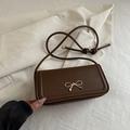 Bolso bandolera rectangular marrón oscuro con elegante cierre de lazo dorado - Marrón